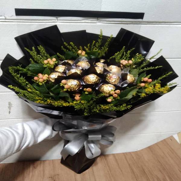 16 Golden Ferrero Rocher Bouquet
