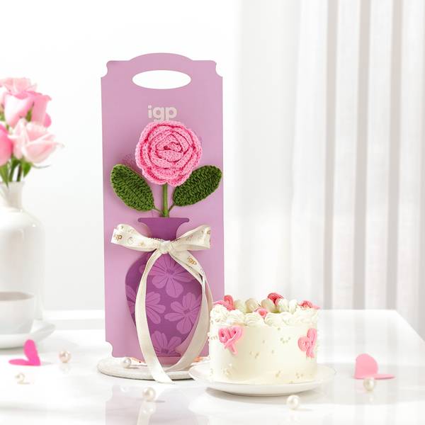 Charming Cake And Crochet Rose Gift Combo