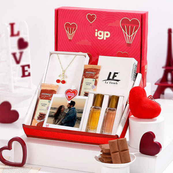 Charming Love Personalized Hamper