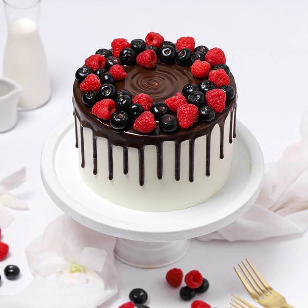 Chocolate Drip Berry Cake (Half Kg)