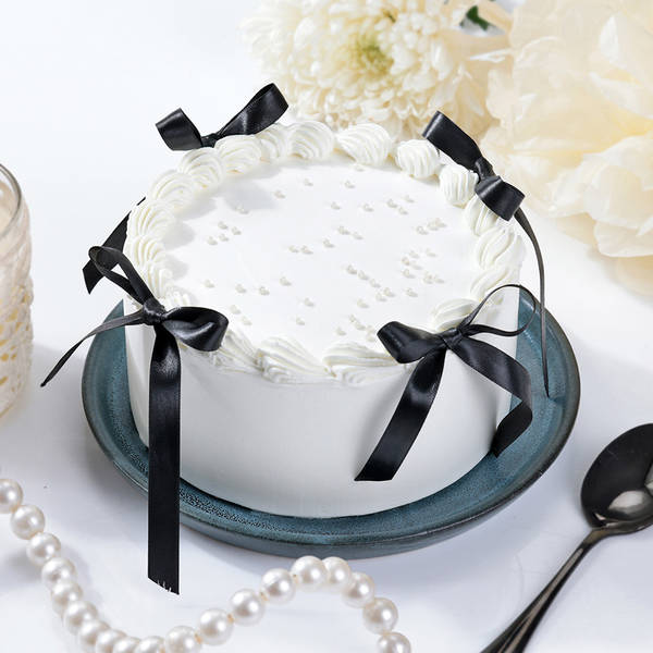 Classy Pearl & Ribbon Cake (1 Kg)