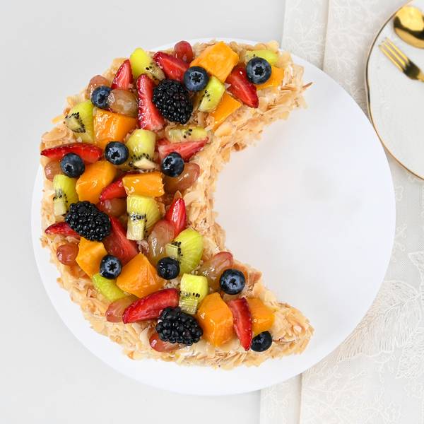 Crescent Moon Fruit And Cream Cake (1 Kg)