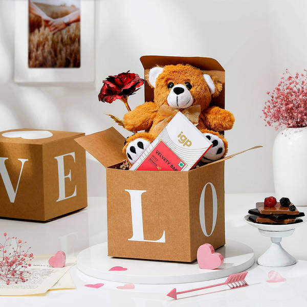 Enchanting And Romantic Hamper