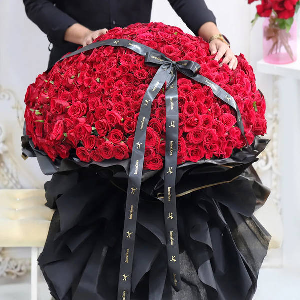 Eternal Elegance Roses Bouquet - 1000 Stems