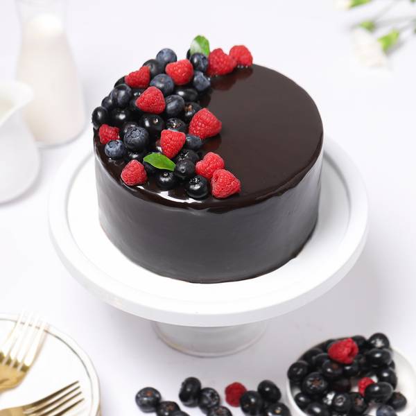 Glossy Chocolate Berry Cake (Half Kg)