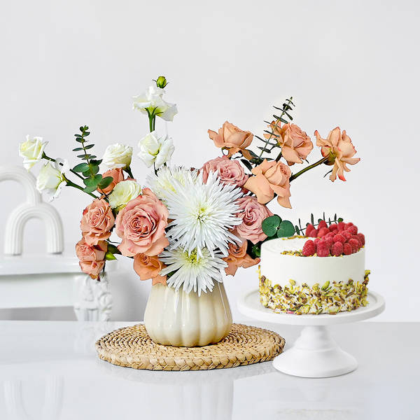 Graceful Foral Arrangement And Cake Combo