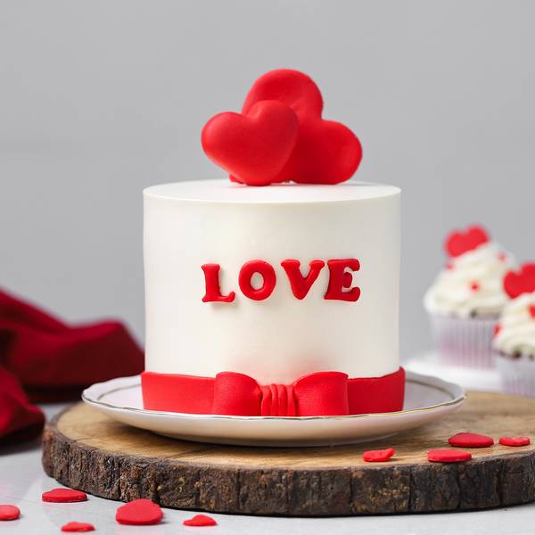 Heartfelt Red Velvet Cake (750 Gm)