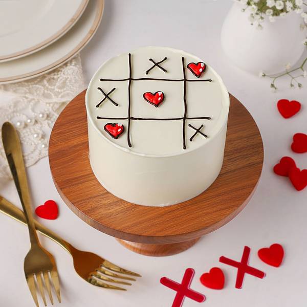 Tic-Tac-Toe Vanilla Cake For Valentine's Day (300g)