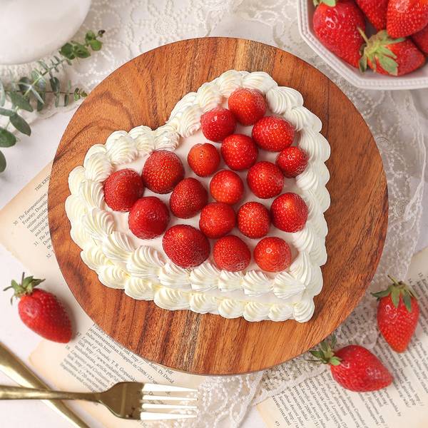 White Chocolate Strawberry Royale Cake